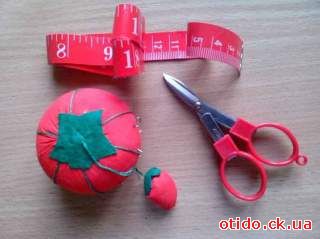 Сантиметровая лента (сантиметр) швейная, ножницы, игольница