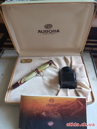 Ручка поршневую Aurora Asia. Из натуральной смолы двух цветов: зеленого и золотистого 'Земля Азии'