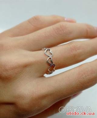 Безразмерное женское серебряное кольцо с сердечками