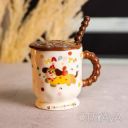 Новогодняя фарфоровая чашка "Веселая Такса" с крышкой и ложкой 400 мл