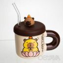 Чашка фарфоровая с крышкой и трубочкой Капибара в лотосе 300 (мл) подарочная