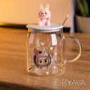 Новогодняя большая стеклянная чашка "Лабуба" с крышкой и ложкой 600 мл