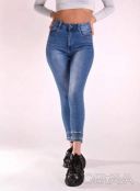 Стильные стрейчевые женские джинсы с прибивными бусами и камушками внизу