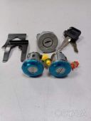 Комплект личинок двери и замка зажигания на грузовик ISUZU NQR 71.