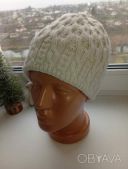 Вязана шапка в кремовому кольорі