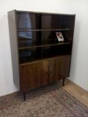 Шкаф з полками за скляними дверцями