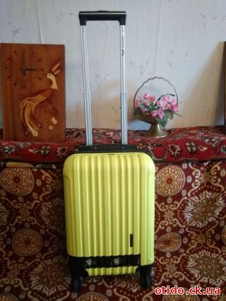 Чемодан на колесах 45х34х22см