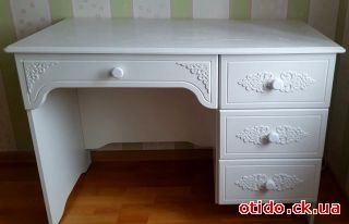 Дитячу мебель білого кольору з мережевим різьбленням. Комплект: ліжко