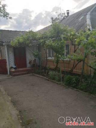 Житловий будинок з надвірними спорудами